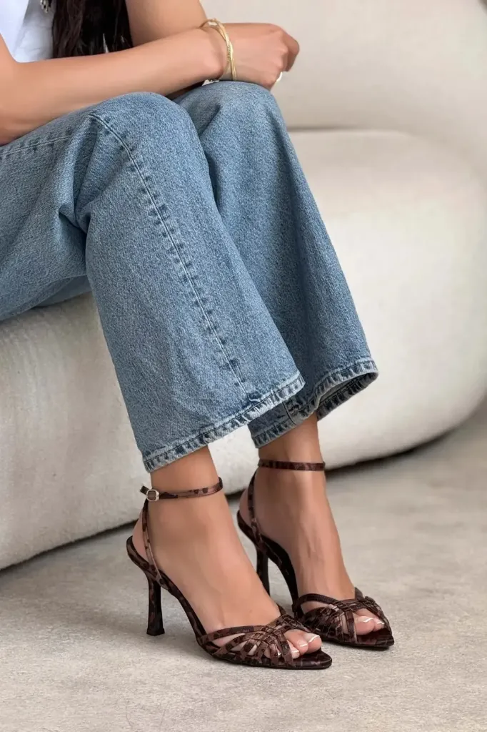 Ava (36)